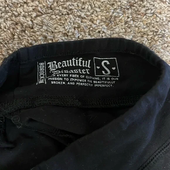 Beautiful Disaster capri leggings - Picture 4 of 4